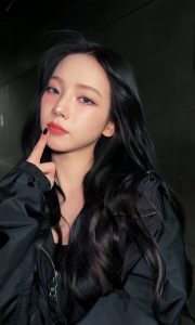 Karina (aespa) – Tóc đen uốn lơi, chuẩn visual thanh lịch Karina tiếp tục chứng minh: tóc đen chưa bao giờ nhàm chán. Bí quyết nằm ở kiểu uốn sóng lơi nhẹ, tạo độ phồng và mềm mại, giúp khuôn mặt thon gọn và thần thái sang chảnh hơn hẳn. Đây là kiểu tóc “an toàn” nhưng cực sang, hợp cả đi học, đi làm lẫn dự tiệc.