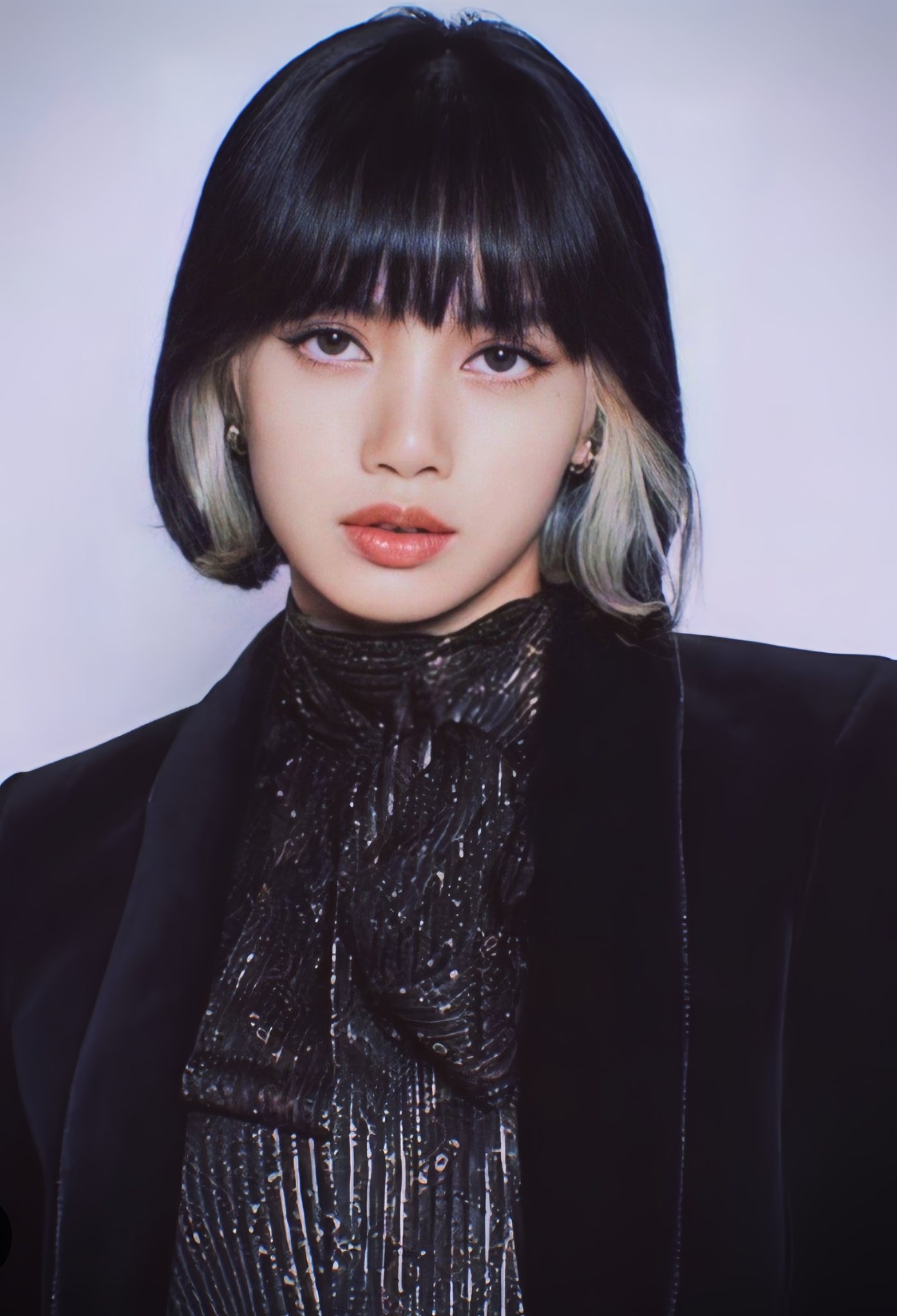 Lisa (BLACKPINK) – Highlight cá tính, độc quyền visualLisa chưa bao giờ khiến fan thất vọng. 2025, cô nàng gây sốt với kiểu highlight hai tông màu: nâu lạnh xen ánh khói, tạo cảm giác vừa cá tính vừa thời thượng. Điểm đặc biệt là cách phối màu không quá gắt, vẫn giữ được sự mềm mại và dễ áp dụng cho mọi cô gái muốn vừa nổi bật, vừa tinh tế.