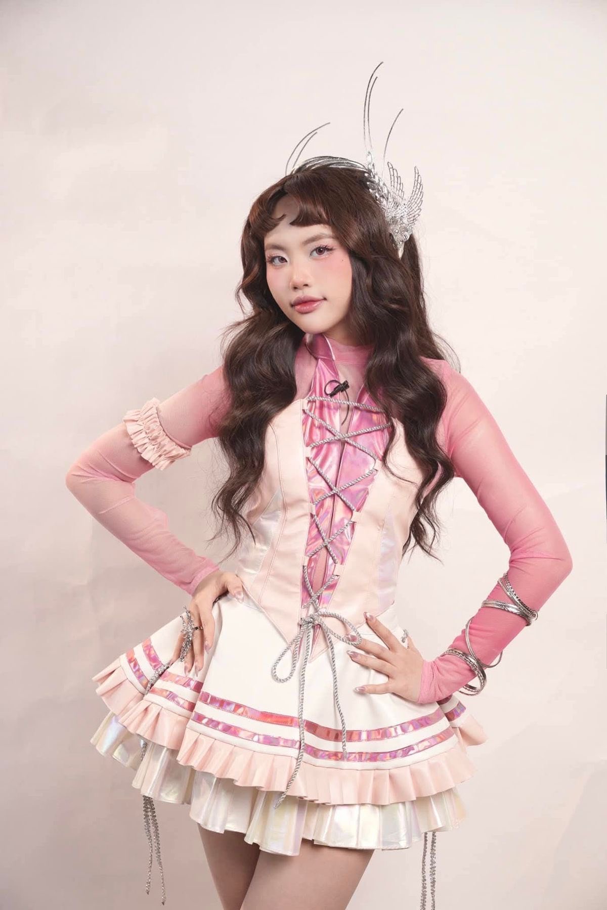 Idol Gen4 – Pastel và layer hack tuổiGen4 nổi bật với sự trẻ trung và thử nghiệm táo bạo. Các màu pastel như hồng baby, xanh mint, tím lilac trở thành hot trend vì vừa độc đáo, vừa thể hiện cá tính riêng. Cộng hưởng với kiểu layer nhiều tầng, tóc không chỉ đẹp khi buông xõa mà còn cực hợp khi buộc nửa đầu, cột cao hay tết nhẹ.