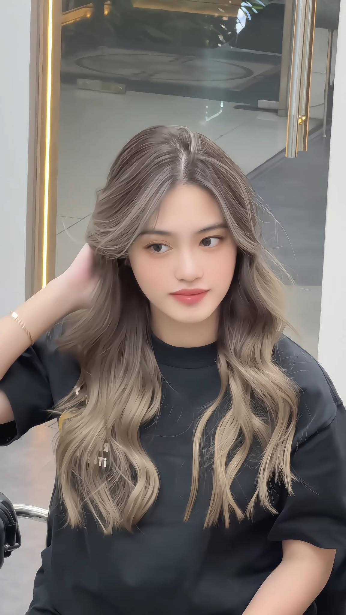Mocha Mousse – Màu nâu trứ danh của nămMocha Mousse – theo Pantone (17-1230) – là gam nâu socola ấm áp, trang nhã, thích hợp cho balayage hoặc phủ đều tóc. Màu này mang lại chiều sâu và vẻ sang trọng dễ chiều lòng nhiều người.