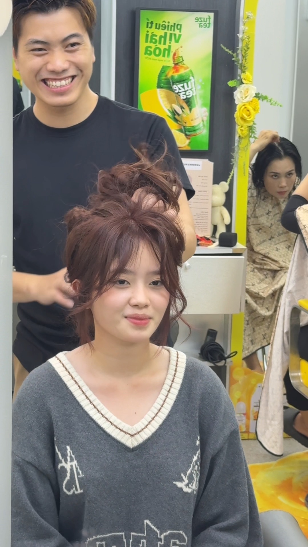 Dưỡng ẩm & bổ sung màu định kỳ – Bí quyết giữ màu luôn tươi• Tóc nhuộm thường khô và mất nước nhanh hơn tóc thường. Hãy ủ tóc hoặc hấp dầu 1–2 lần/tuần để giữ độ mềm mượt và bóng khỏe.
• Sử dụng dầu dưỡng giàu dưỡng chất (argan, macadamia, jojoba…) để phục hồi lớp lipid tự nhiên của tóc, giúp màu bền hơn.
• Sau 4–6 tuần, bạn nên refresh màu bằng toner hoặc nhuộm phủ bóng để khôi phục độ tươi và độ sâu của màu ban đầu.
• Nếu nhuộm các tông dễ phai như đỏ, hồng, tím, hãy dùng mask nhuộm màu tại nhà 2–3 tuần/lần để duy trì độ rực rỡ.
