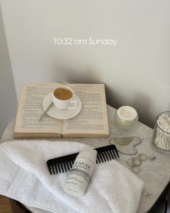 Gội đầu đúng cách Hạn chế gội đầu trong 2–3 ngày đầu sau nhuộm để màu có thời gian bám chắc. Sử dụng dầu gội và dầu xả dành riêng cho tóc nhuộm, tránh sản phẩm chứa sulfate vì dễ làm phai màu nhanh. Nên gội bằng nước mát hoặc nước ấm nhẹ, tuyệt đối tránh nước quá nóng.