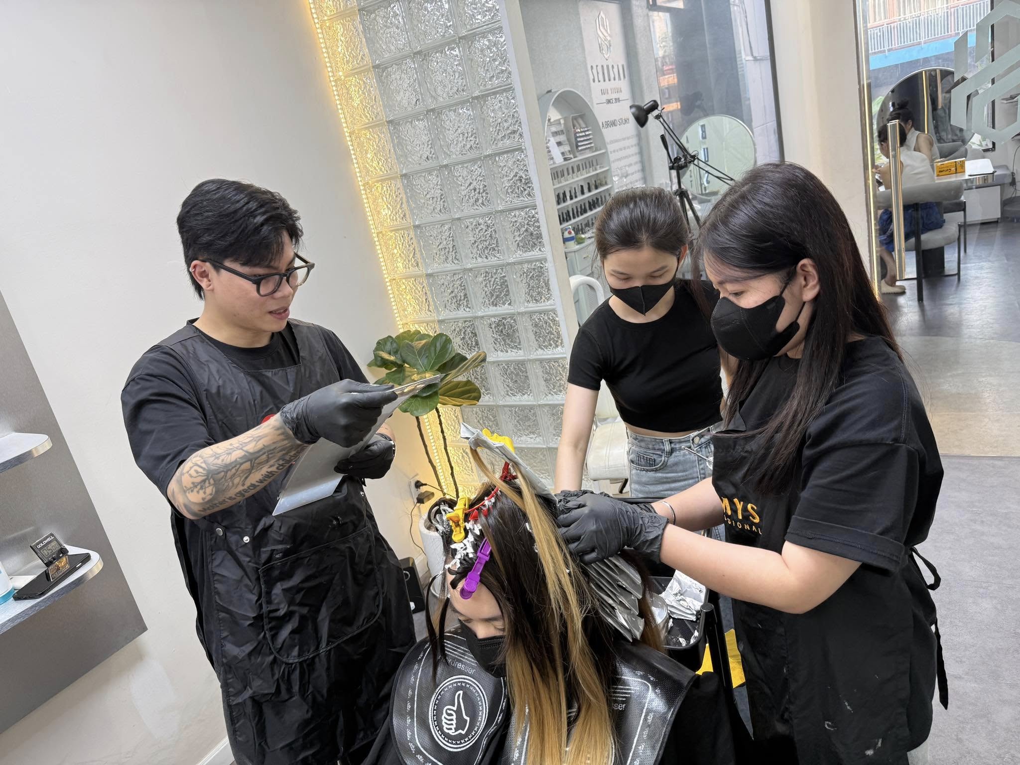 2. Uốn – duỗi – tạo form tóc Hàn Quốc